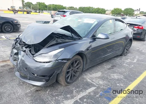 2021 Tesla Model 3 Standard Range Plus Rear-Wheel Drive z USA, uszkodzony, nr VIN 5YJ3E1EA9MF092030